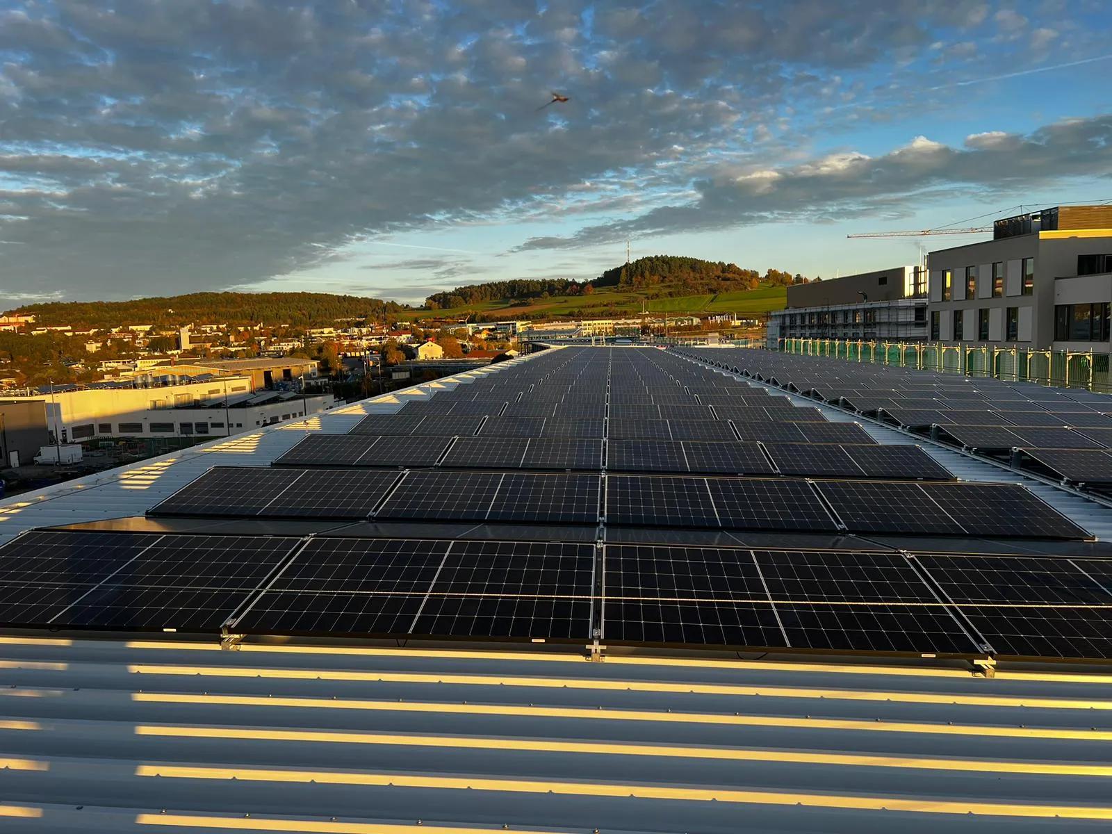 PV-Anlage auf Gewerbedach bei Sonnenuntergang