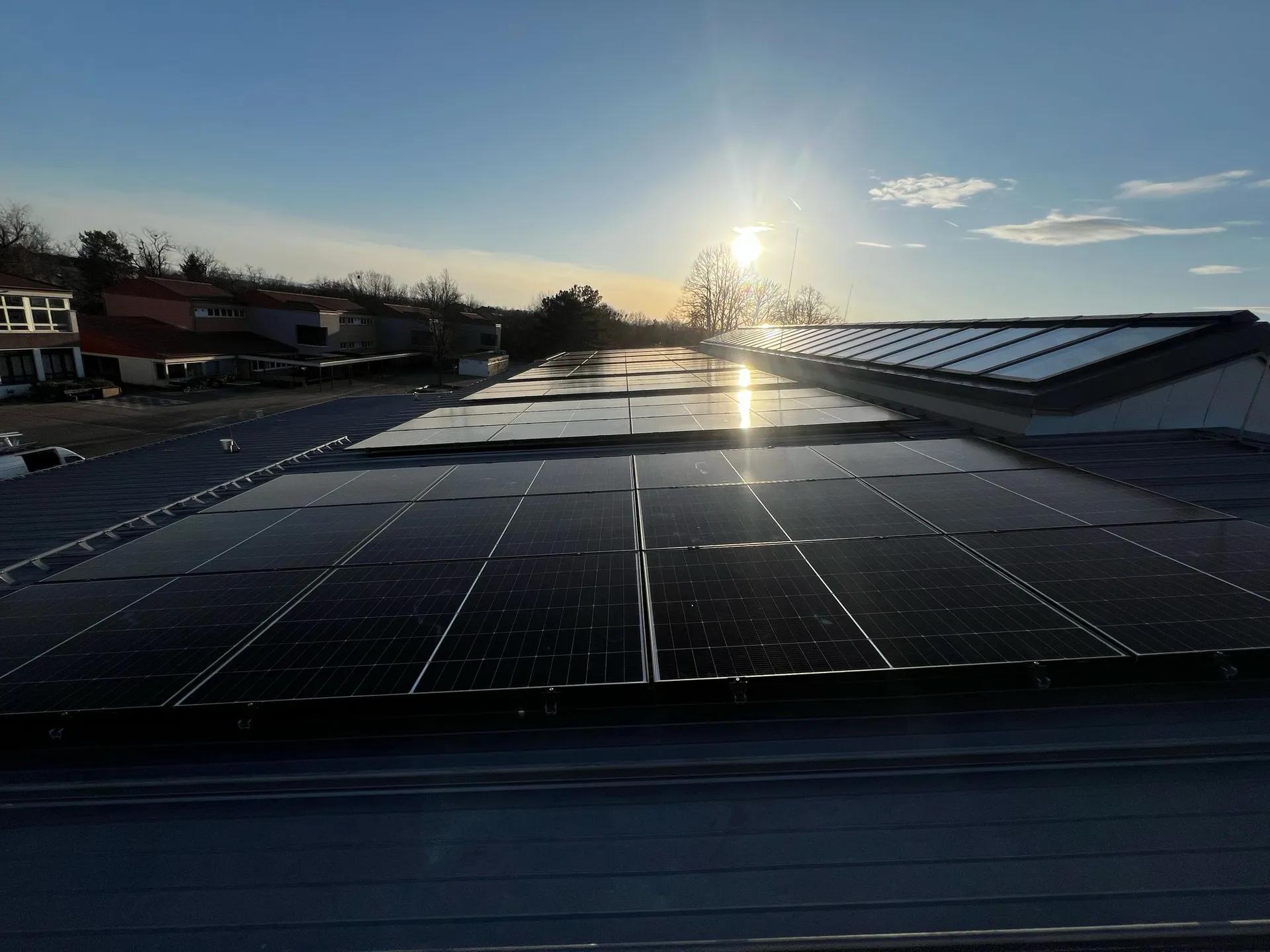 Dach-PV bei Sonnenuntergang