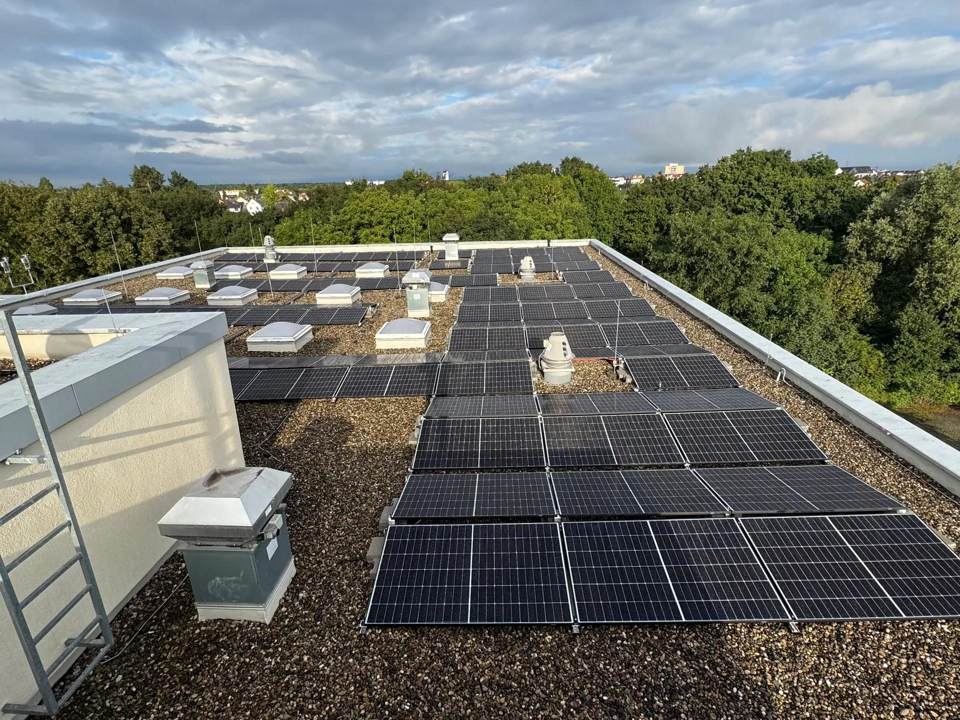 PV-Anlage auf Flachdach von oben
